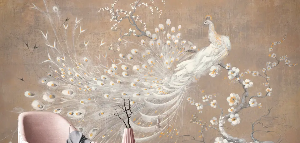 Un pannello con un pavone bianco fra rami fioriti su fondo color tortora