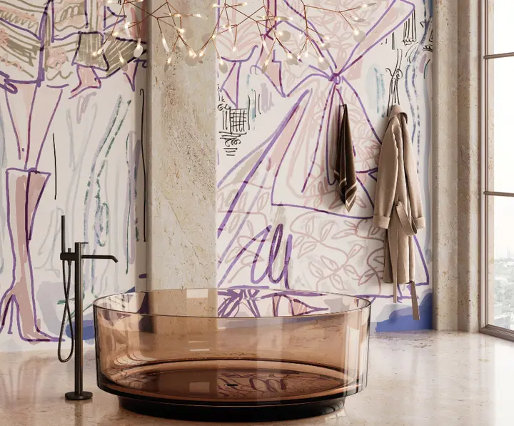 Un bagno con la vasca di vetro ambrato e la parete disegnata a tratti viola su bianco